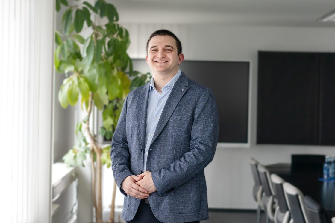 Dávid Hollender, Junior Consultant